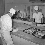 837123 Interieur van het N.S.-station Utrecht C.S. te Utrecht: keuken van de restauratie, met de koks.